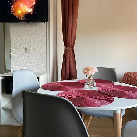 Agreable Avec Loggia, Wifi & Parking Proche アパート サン・シプリアン
